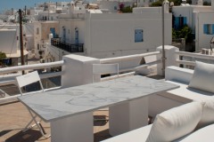 La table en marbre de la terrasse